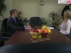 Nach der Besprechungen gibt es Lesben Sex im Büro