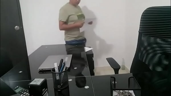 tengo de amante a mi secretaria, mientras esta en mi oficina nos follamos bien rico sin que sepa mi pareja