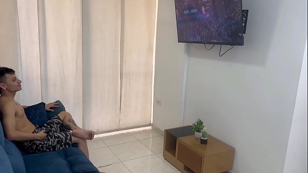 mi pequeña hermanastra esta enfadada, para animarla la follo por el culo hasta hacerla gritar. H.L.