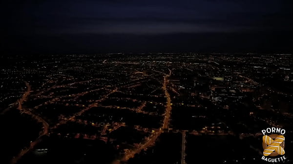 Vittoria, une milf insatiable, goûte aux plaisirs du sexe lesbien