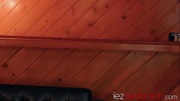 MILF blonde Dee Williams facesitted by brunette Syren De Mer