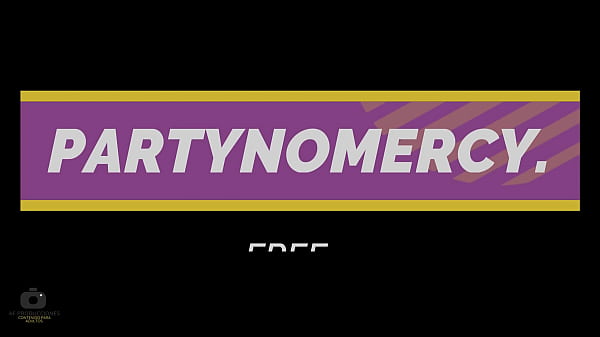 Enseño a mi pequeña hermanastra a jugar en el celular mientras le hago sentir mi enorme polla. H.L.