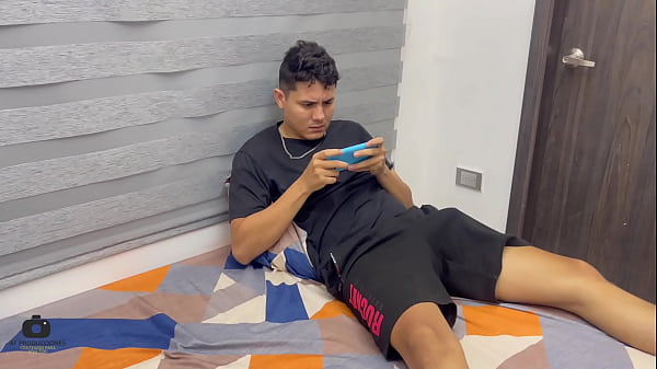 Enseño a mi pequeña hermanastra a jugar en el celular mientras le hago sentir mi enorme polla.